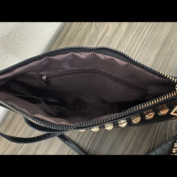 🆕LAST ONE!🛍 Studded Vegan Leather Crossbody Clutch - Picture 3 of 4